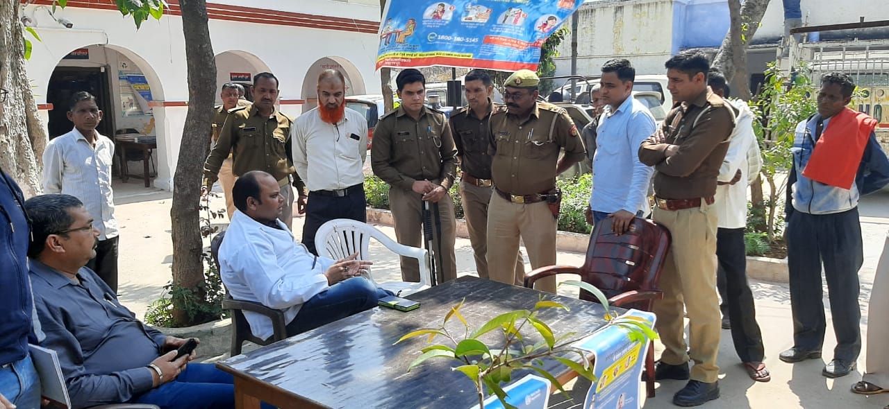 थाना परिसर में कोरोना वायरस के बचाव की जानकारी देते डॉ विकास पाल थाना परिसर में कोरोना वायरस के बचाव की जानकारी देते डॉ विकास पाल