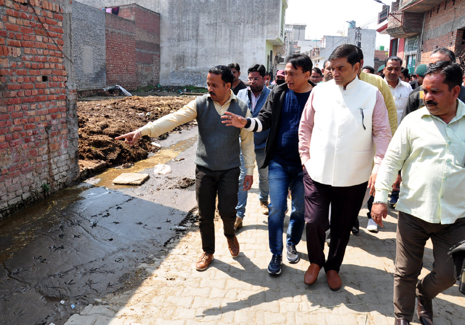 सहारनपुर के डेरा इल्हाहीपुरा में गोबर और गन्दगी का निरीक्षण करते नगर आयुक्त व पार्षद व क्षेत्रव? सहारनपुर के डेरा इल्हाहीपुरा में गोबर और गन्दगी का निरीक्षण करते नगर आयुक्त व पार्षद व क्षेत्रव?