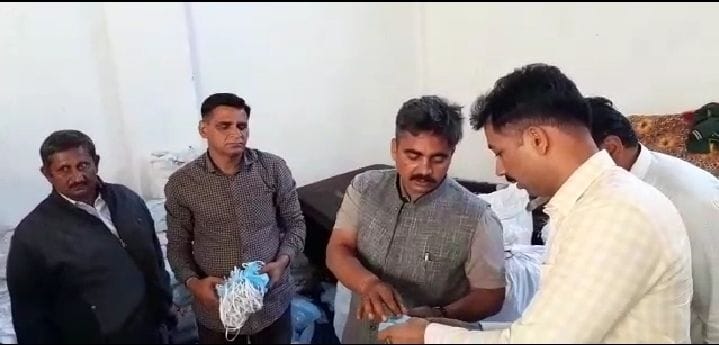 गोहाना में टाइल्स के गोदाम में चल रही मास्क बनाने की फैक्टरी में जांच करते डीएसपी अजीत सिंह व अन्? गोहाना में टाइल्स के गोदाम में चल रही मास्क बनाने की फैक्टरी में जांच करते डीएसपी अजीत सिंह व अन्?