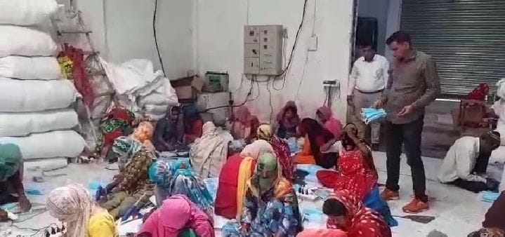 गोहाना में टाइल्स के गोदाम में चल रही मास्क बनाने की फैक्टरी में जांच करती टीम। गोहाना में टाइल्स के गोदाम में चल रही मास्क बनाने की फैक्टरी में जांच करती टीम।