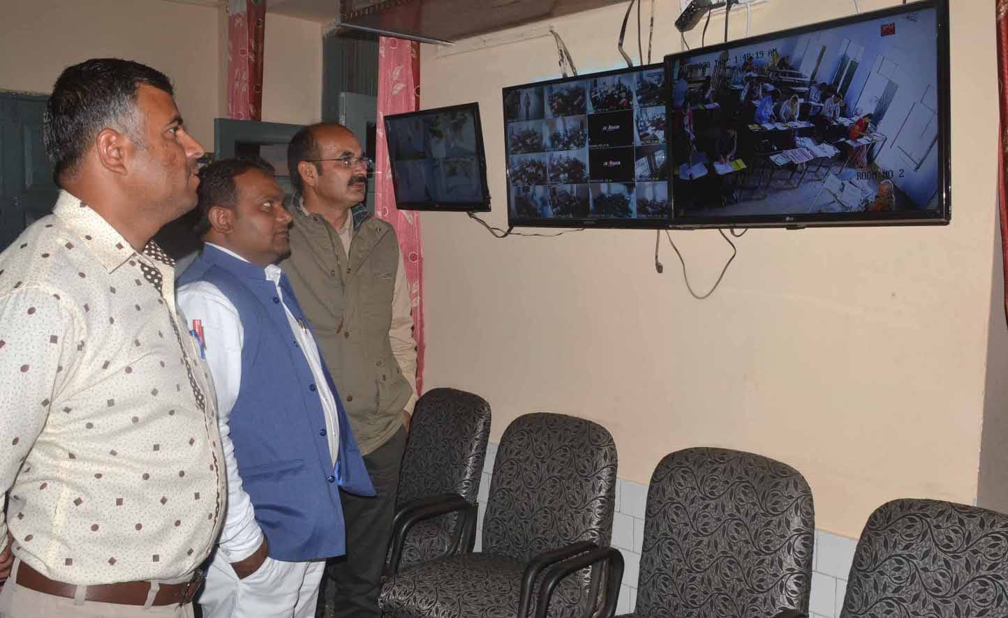 शामली आरके इन्टर कॉलिज में यूपी बोर्ड की उत्तर पुस्तिकाओ का मूल्यांकन के दौरान सीसीटीवी मे देखत? शामली आरके इन्टर कॉलिज में यूपी बोर्ड की उत्तर पुस्तिकाओ का मूल्यांकन के दौरान सीसीटीवी मे देखत?