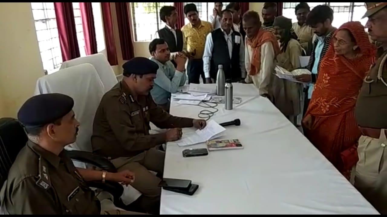 कालपी समाधान दिवस में शिकायत सुनते आईजी सुभाष बघेल कालपी समाधान दिवस में शिकायत सुनते आईजी सुभाष बघेल