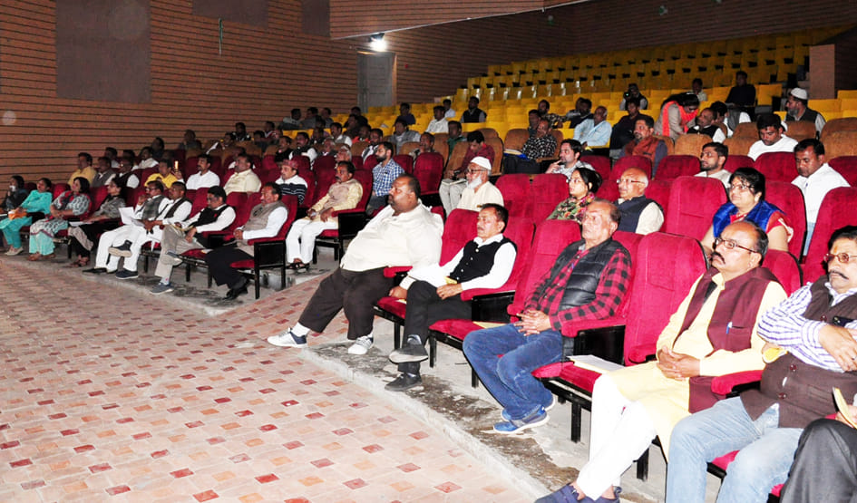 जनमंच में कोरोना वायरस को लेकर निगम की बोर्ड बैठक में दूरी बना कर बैठे पार्षद जनमंच में कोरोना वायरस को लेकर निगम की बोर्ड बैठक में दूरी बना कर बैठे पार्षद