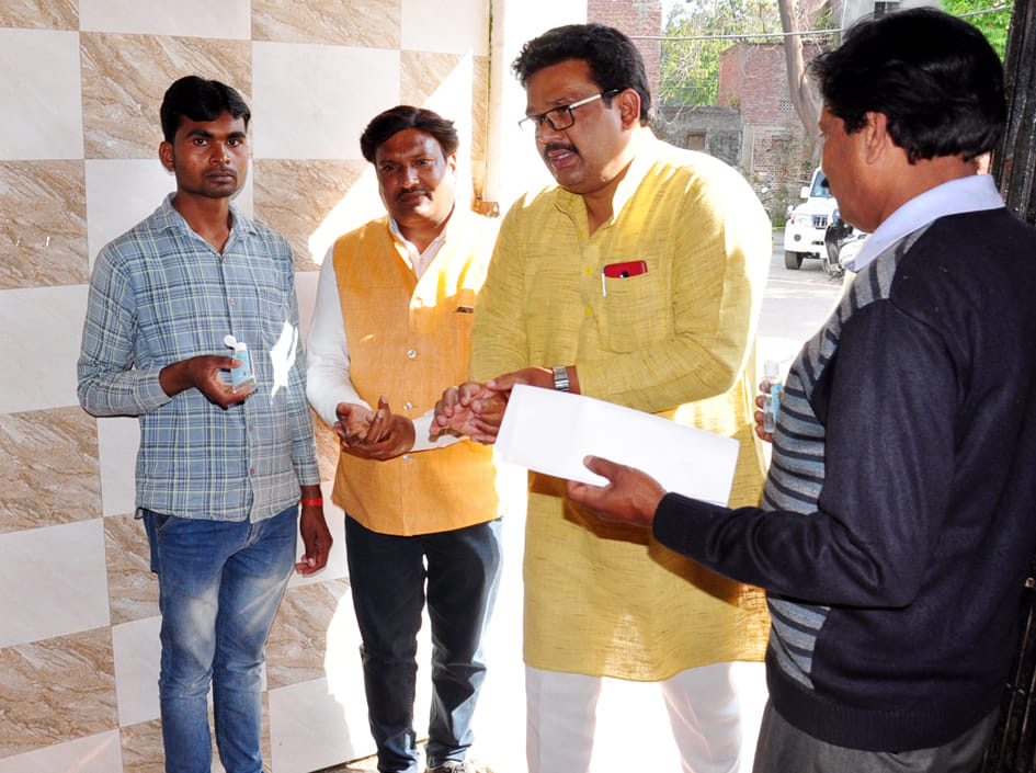 जनमंच में कोरोना वायरस को लेकर निगम की बोर्ड बैठक में सेनेटाइजर से हाथ साफ कर सभागार में जाते पार? जनमंच में कोरोना वायरस को लेकर निगम की बोर्ड बैठक में सेनेटाइजर से हाथ साफ कर सभागार में जाते पार?