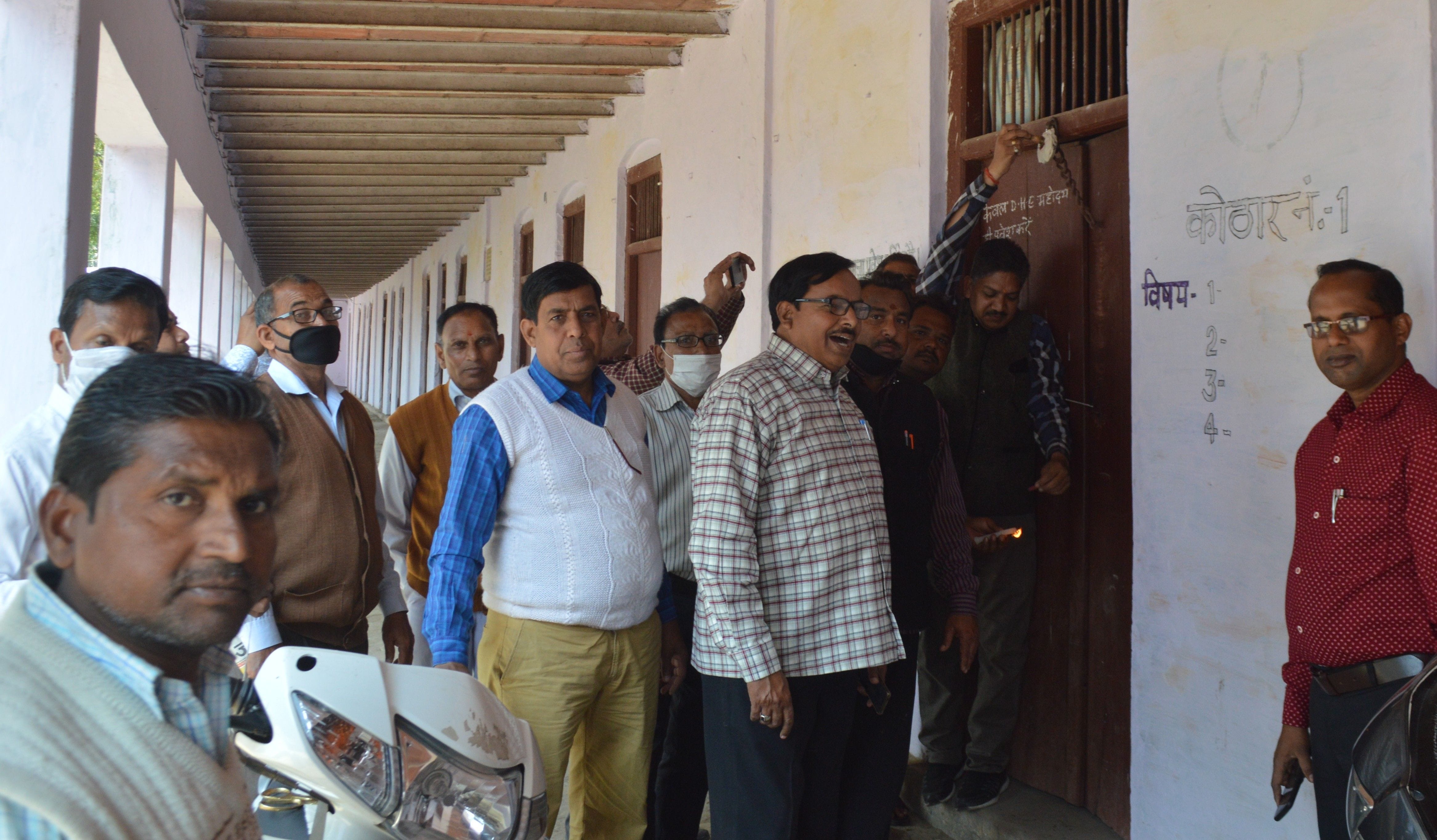 मूल्यांकन कार्य स्थगित होने के बाद कक्ष सील करते शिक्षक व प्रधानाचार्य। मूल्यांकन कार्य स्थगित होने के बाद कक्ष सील करते शिक्षक व प्रधानाचार्य।