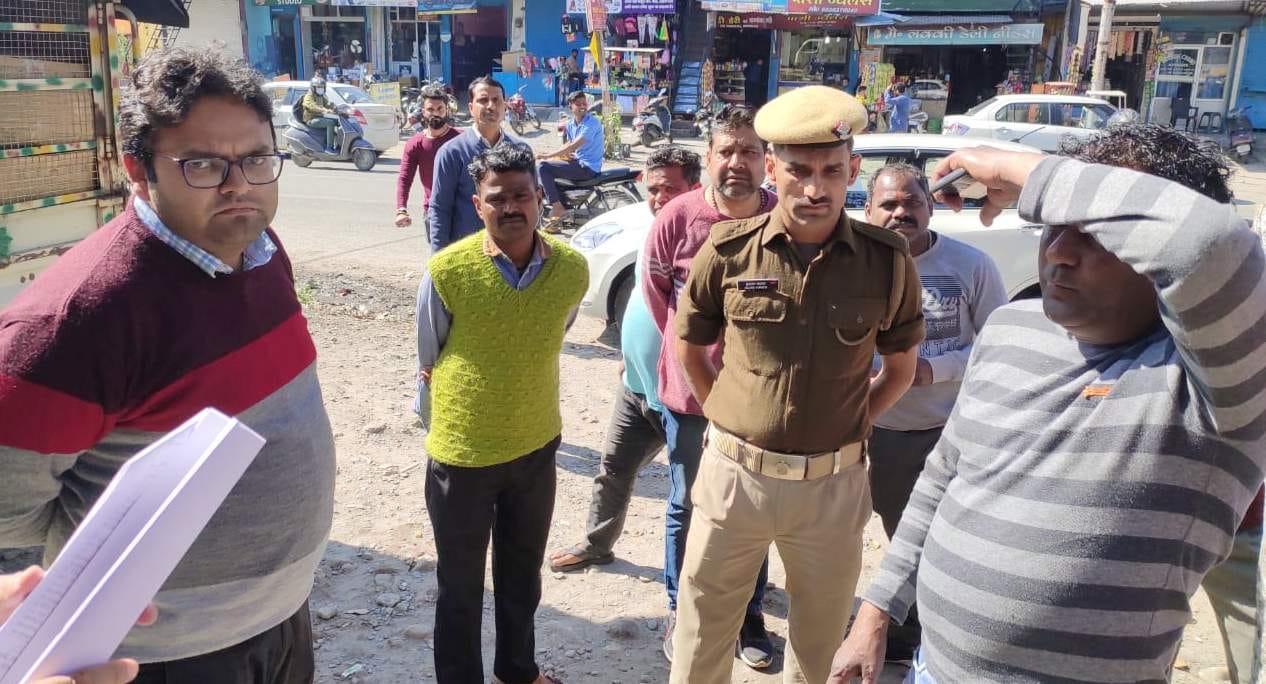 विकासनगर क्षेत्र में मीट की दुकानों को सील करने के दौरान मौजूद एसडीएम और पुलिस कर्मी।