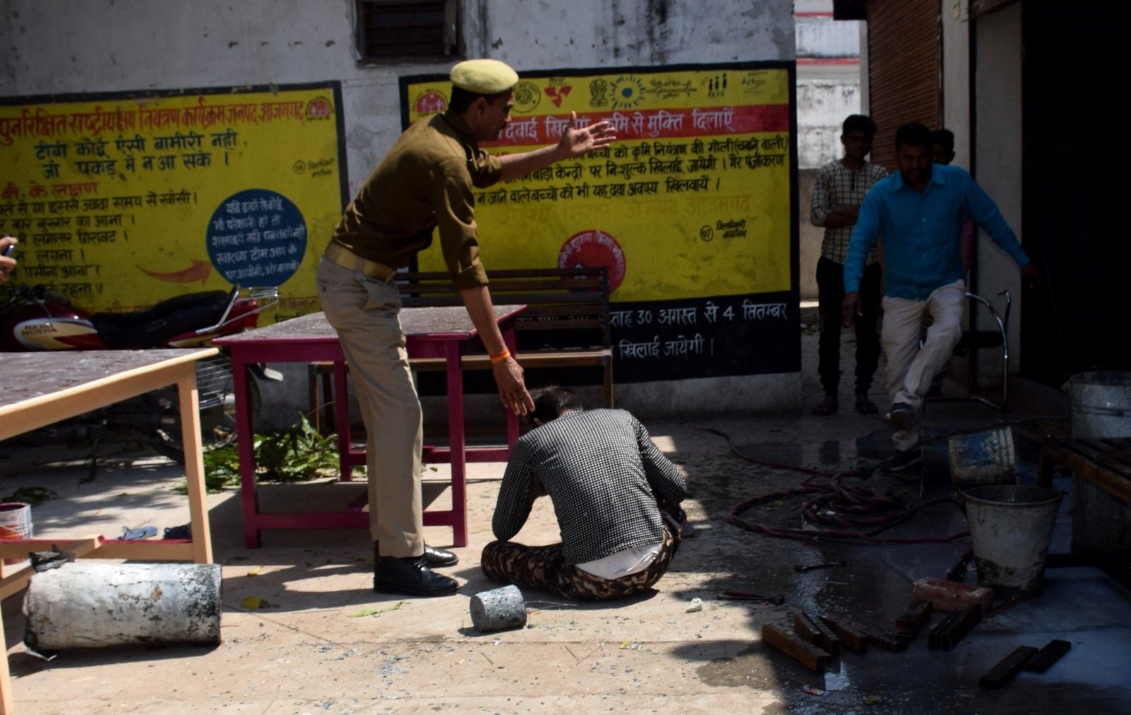 जिलाधिकारी कार्यालय के निचे कारबाईट गैस चेंबर फटने से घायल मजदूर के लिये सहायता मांगता होमर्गाड जिलाधिकारी कार्यालय के निचे कारबाईट गैस चेंबर फटने से घायल मजदूर के लिये सहायता मांगता होमर्गाड