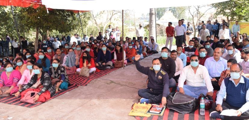 रुद्रपुर में कोरोना वायरस के डर के चलते मास्क लगाकर धरना देते जनरल-ओबीसी कर्मचारी। रुद्रपुर में कोरोना वायरस के डर के चलते मास्क लगाकर धरना देते जनरल-ओबीसी कर्मचारी।