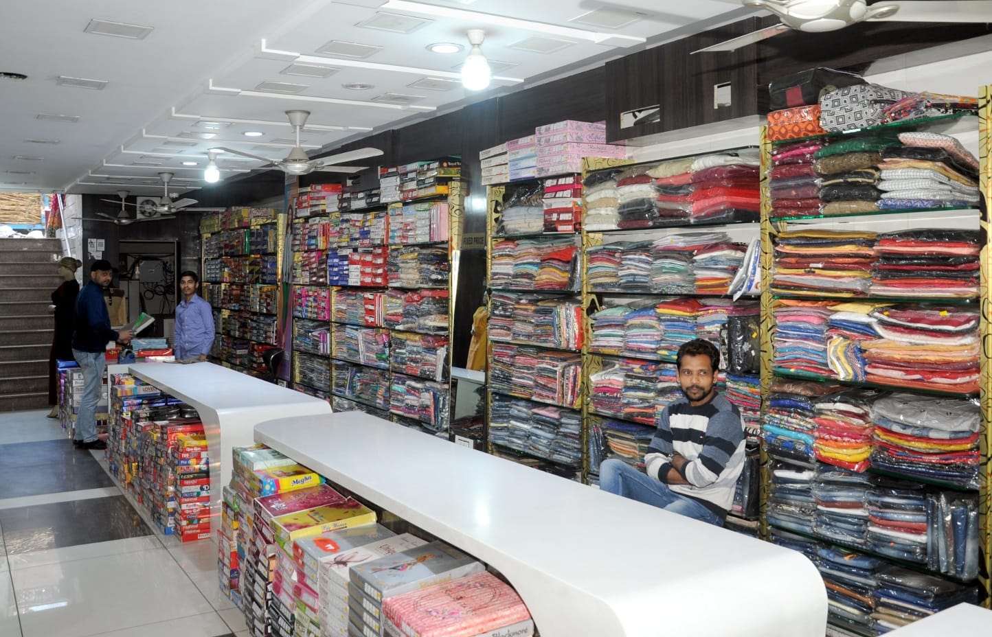 शामली में खाली पडी कपडे की दुकान शामली में खाली पडी कपडे की दुकान