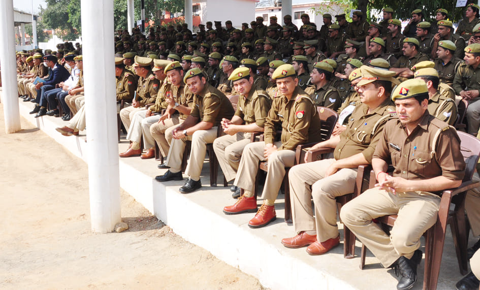पुलिस लाइन में कोरोना वायरस को लेकर बचाव गोष्ठी में बिना मास्क के गोष्ठी में भाग लेते पुलिस कर्मी पुलिस लाइन में कोरोना वायरस को लेकर बचाव गोष्ठी में बिना मास्क के गोष्ठी में भाग लेते पुलिस कर्मी