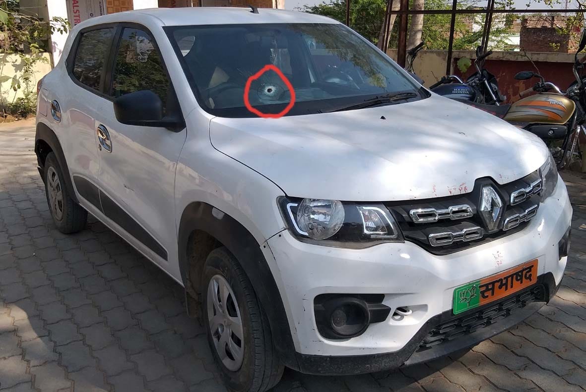 कार में गोली का निशान लाल घेरे में