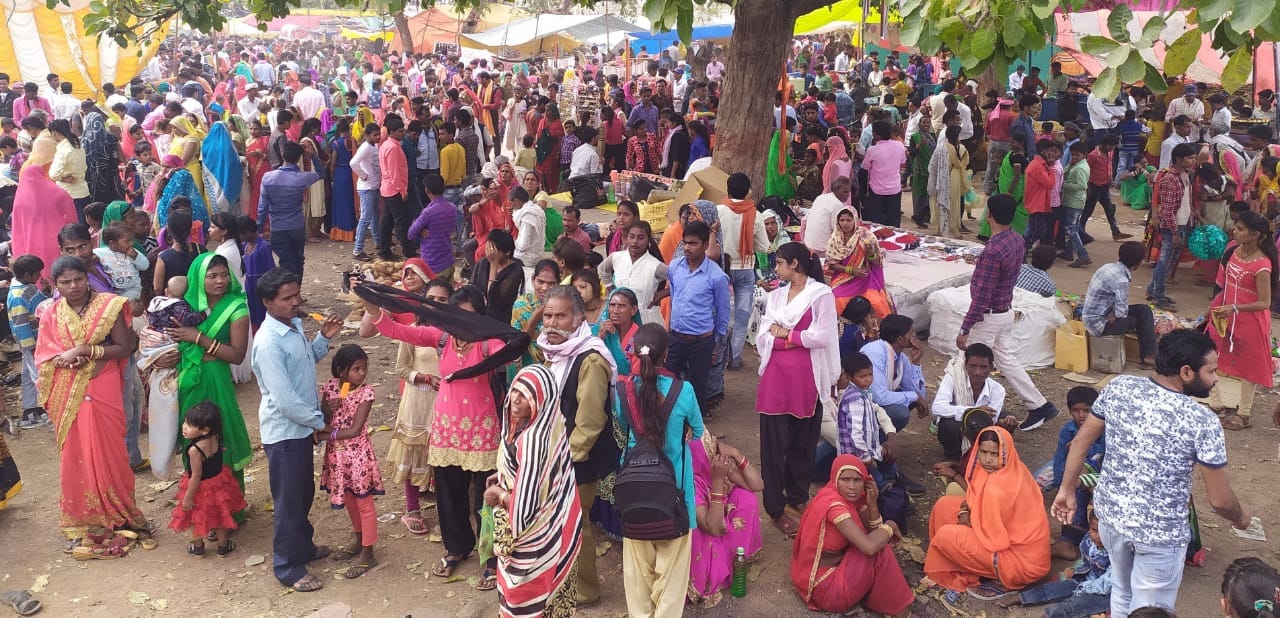 राखपंचमपुर के मेले में उमड़ी लोगों की भीड़ राखपंचमपुर के मेले में उमड़ी लोगों की भीड़