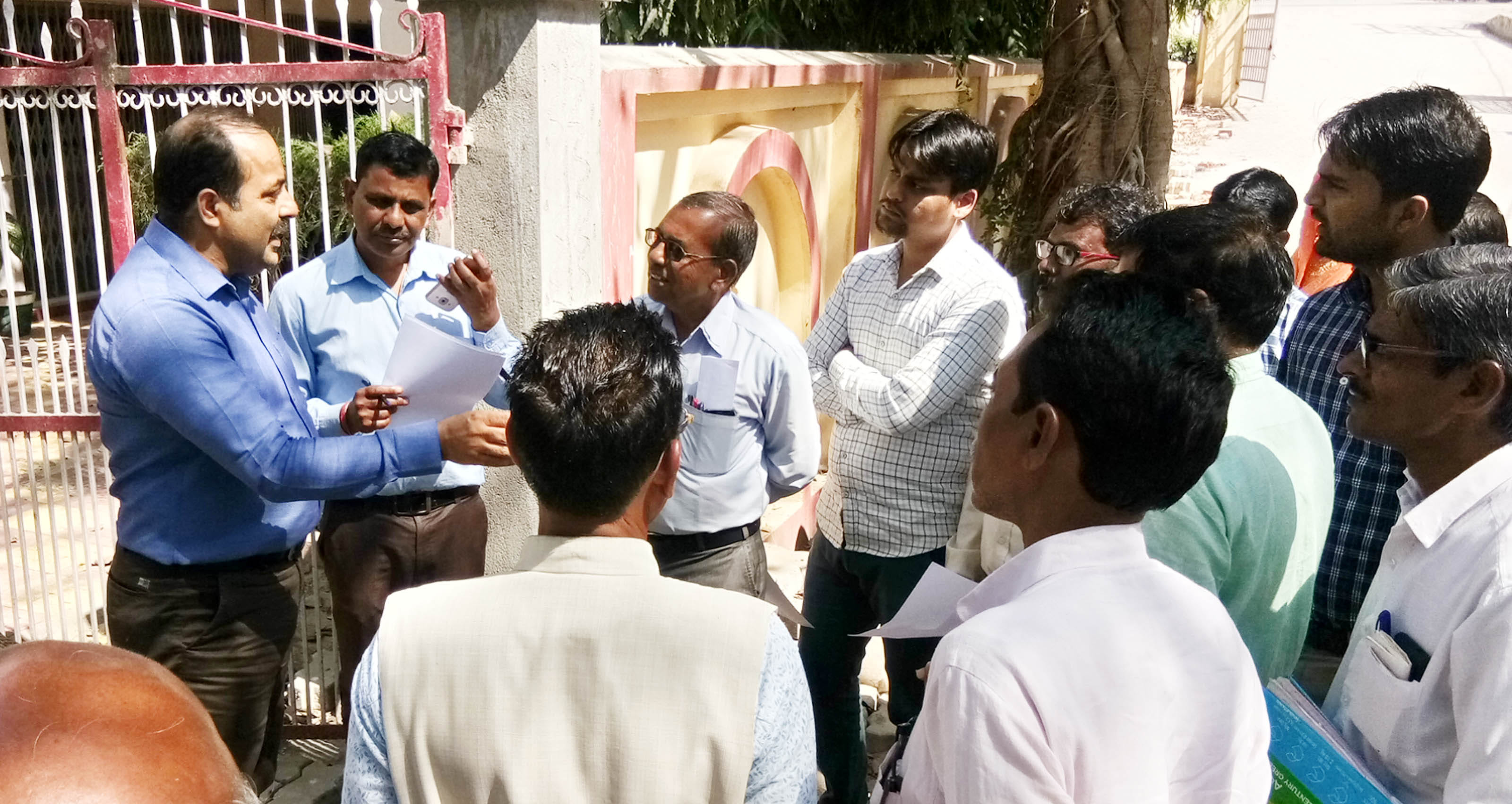 निरीक्षण भवन में लेखपालों व प्रधानों से वार्ता करते सीबीआई अधिकारी। निरीक्षण भवन में लेखपालों व प्रधानों से वार्ता करते सीबीआई अधिकारी।