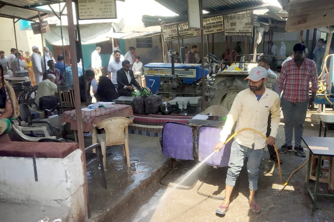 अमरोहा तहसील में वकीलों के चेंबर को सैनिटाइजर करते नगर पालिका कर्मी।