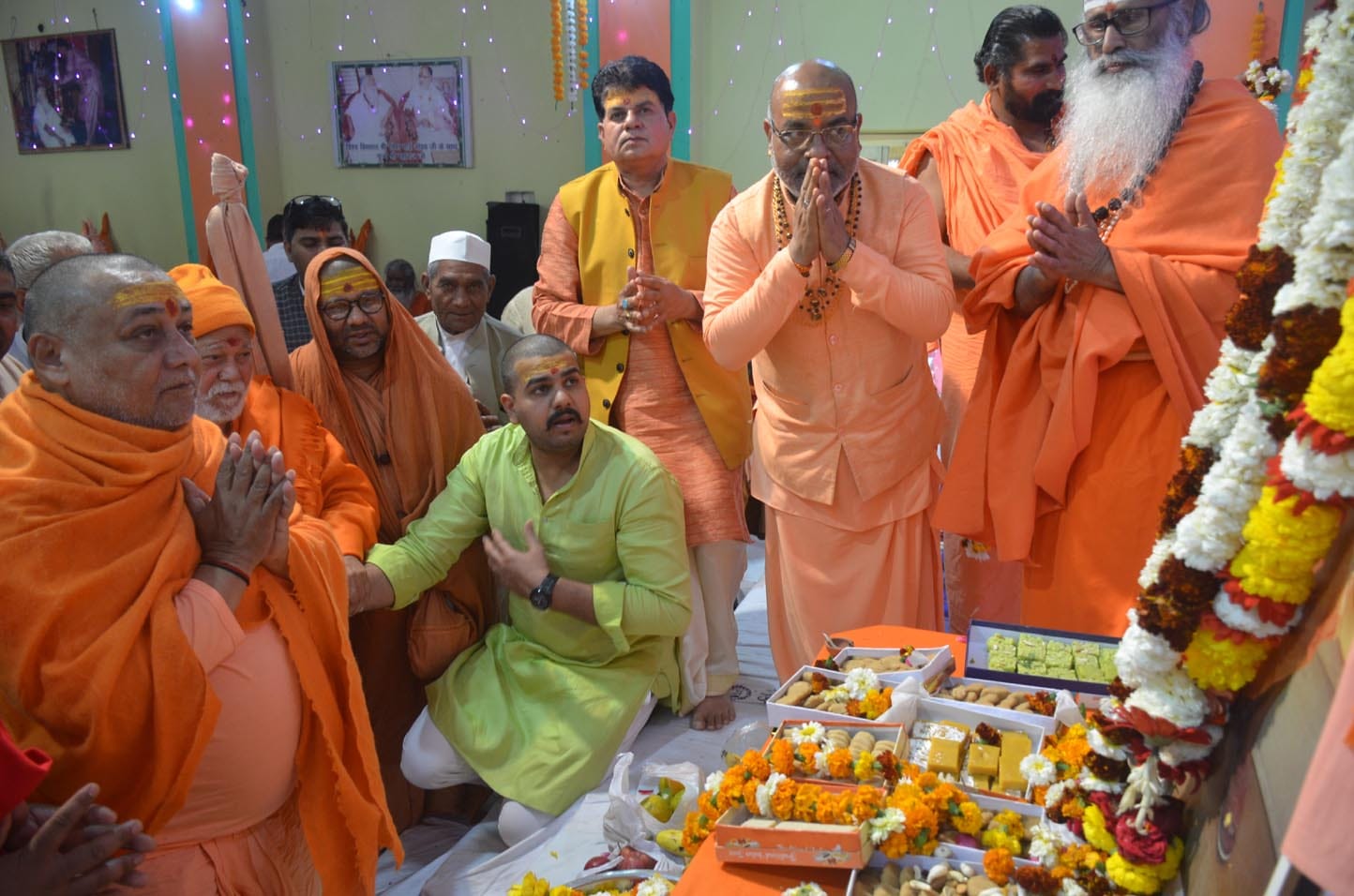 शुकतीर्थ के दंडी आश्रम में ब्रहमलीन स्वामी विष्णु आश्रम महाराज को श्रद्घांजलि देते जगत गुरू शंक शुकतीर्थ के दंडी आश्रम में ब्रहमलीन स्वामी विष्णु आश्रम महाराज को श्रद्घांजलि देते जगत गुरू शंक