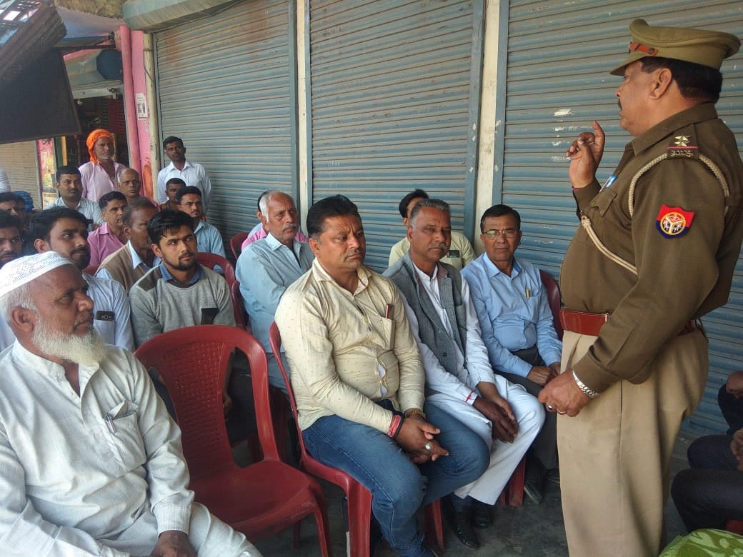 बिहारीगढ़ में व्यापारियों को कोरोना वायरस के बारे में जागरुक करते एसएसआई बीके शर्मा बिहारीगढ़ में व्यापारियों को कोरोना वायरस के बारे में जागरुक करते एसएसआई बीके शर्मा