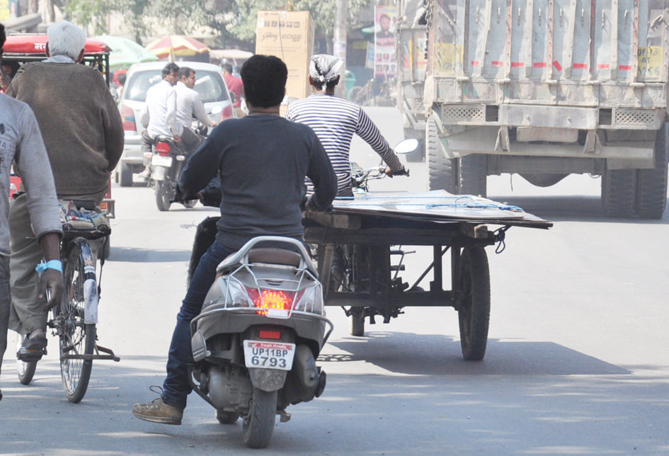 कुतूबशेर थाना क्षेत्र में जुगाड़ के वाहन में लोहे की चादर लेकर जाता चालक कुतूबशेर थाना क्षेत्र में जुगाड़ के वाहन में लोहे की चादर लेकर जाता चालक