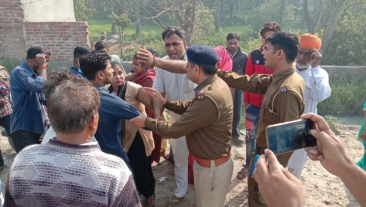 हाईवे पर सड़क हादसे के बाद कार्रवाई करती पुलिस। हाईवे पर सड़क हादसे के बाद कार्रवाई करती पुलिस।