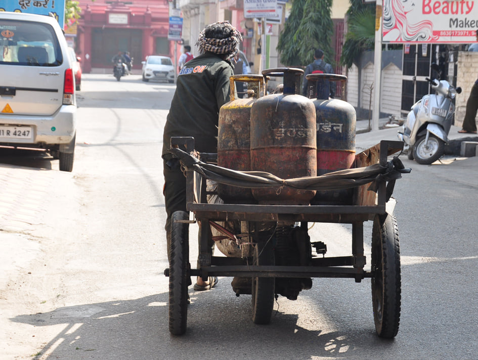 कोर्ट रोड पर जुगाड़ के वाहन में रसोई गैस सिलिंडर कोर्ट रोड पर जुगाड़ के वाहन में रसोई गैस सिलिंडर