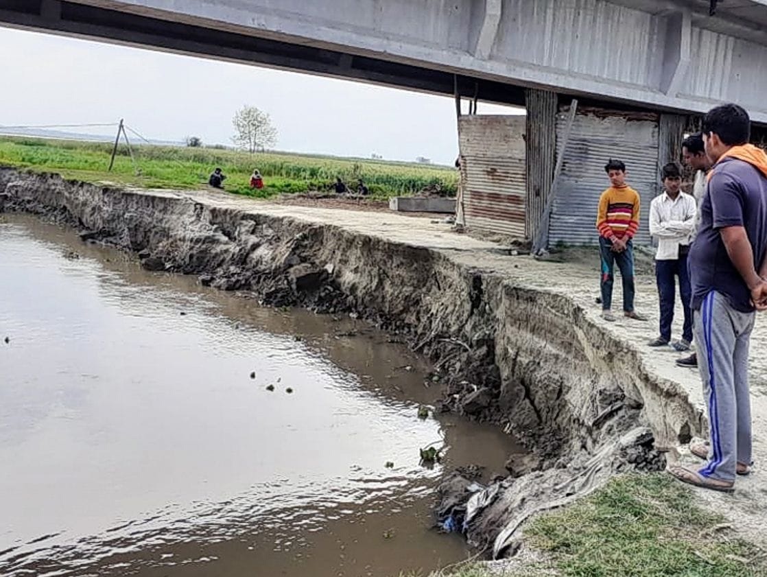 गंगा का जल स्तर बढ़ने पर हुआ कटान। गंगा का जल स्तर बढ़ने पर हुआ कटान।