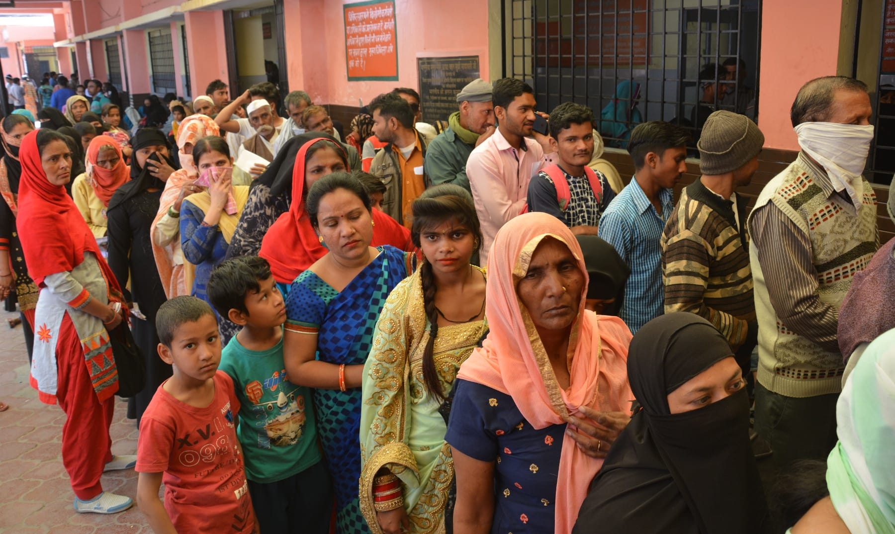 जिला चिकित्सालय में दवाई वितरण खिडकी पर लगी भीड़। जिला चिकित्सालय में दवाई वितरण खिडकी पर लगी भीड़।