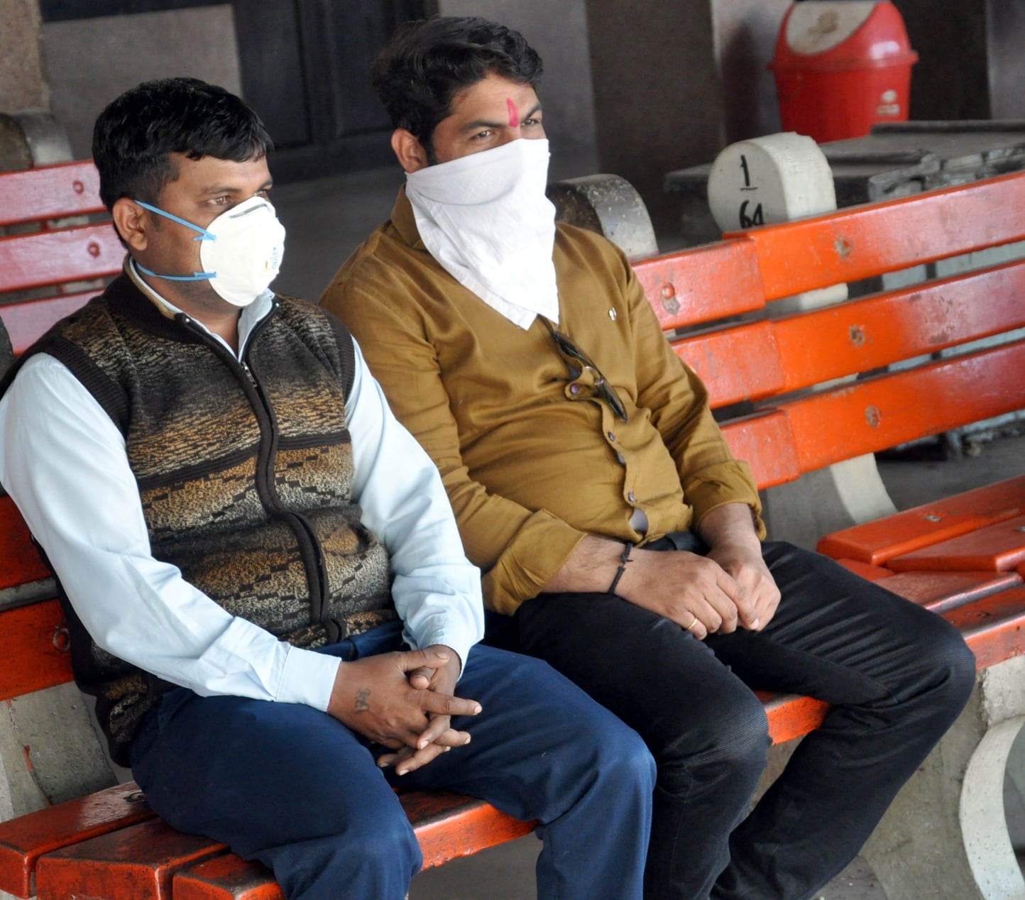 शामली रेलवे स्टेशन पर मास्क लगा कर बैठे यात्री शामली रेलवे स्टेशन पर मास्क लगा कर बैठे यात्री
