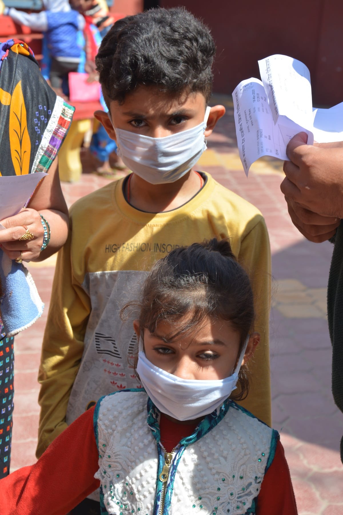 जिला चिकित्सालय में मॉस्क लगाकर पहुचें बच्चें । जिला चिकित्सालय में मॉस्क लगाकर पहुचें बच्चें ।