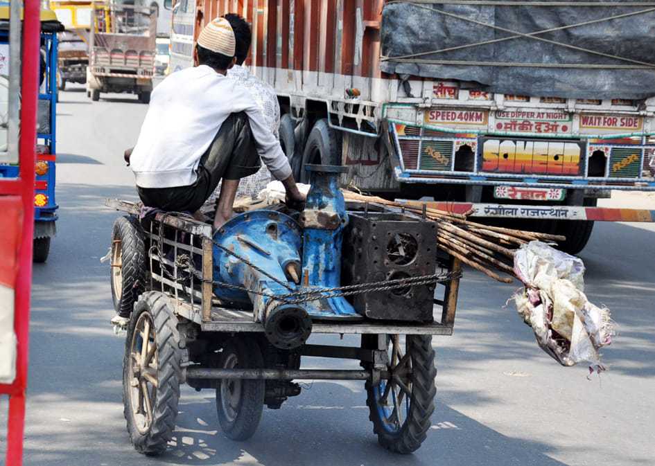 मेला गुघाल रोड़ जुगाड़ के वाहन में लोहे के सरीये लेजाता चालक मेला गुघाल रोड़ जुगाड़ के वाहन में लोहे के सरीये लेजाता चालक