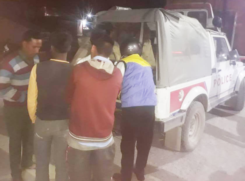 नकुड़ रोड़ पर हादसे में घायल लोगों को ले जाती पुलिस । नकुड़ रोड़ पर हादसे में घायल लोगों को ले जाती पुलिस ।