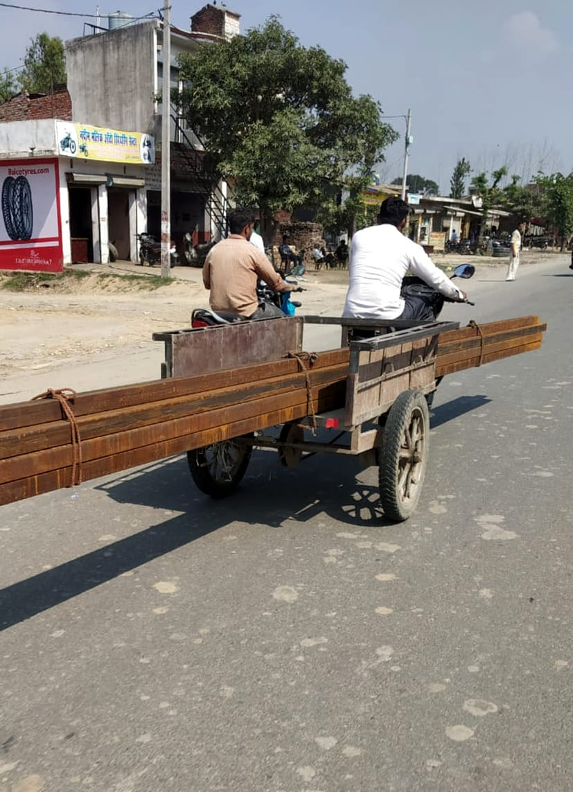 देहरादून रोड पर जुगाड़ के वाहन में लोहे के गाटर लेजाता चालक देहरादून रोड पर जुगाड़ के वाहन में लोहे के गाटर लेजाता चालक