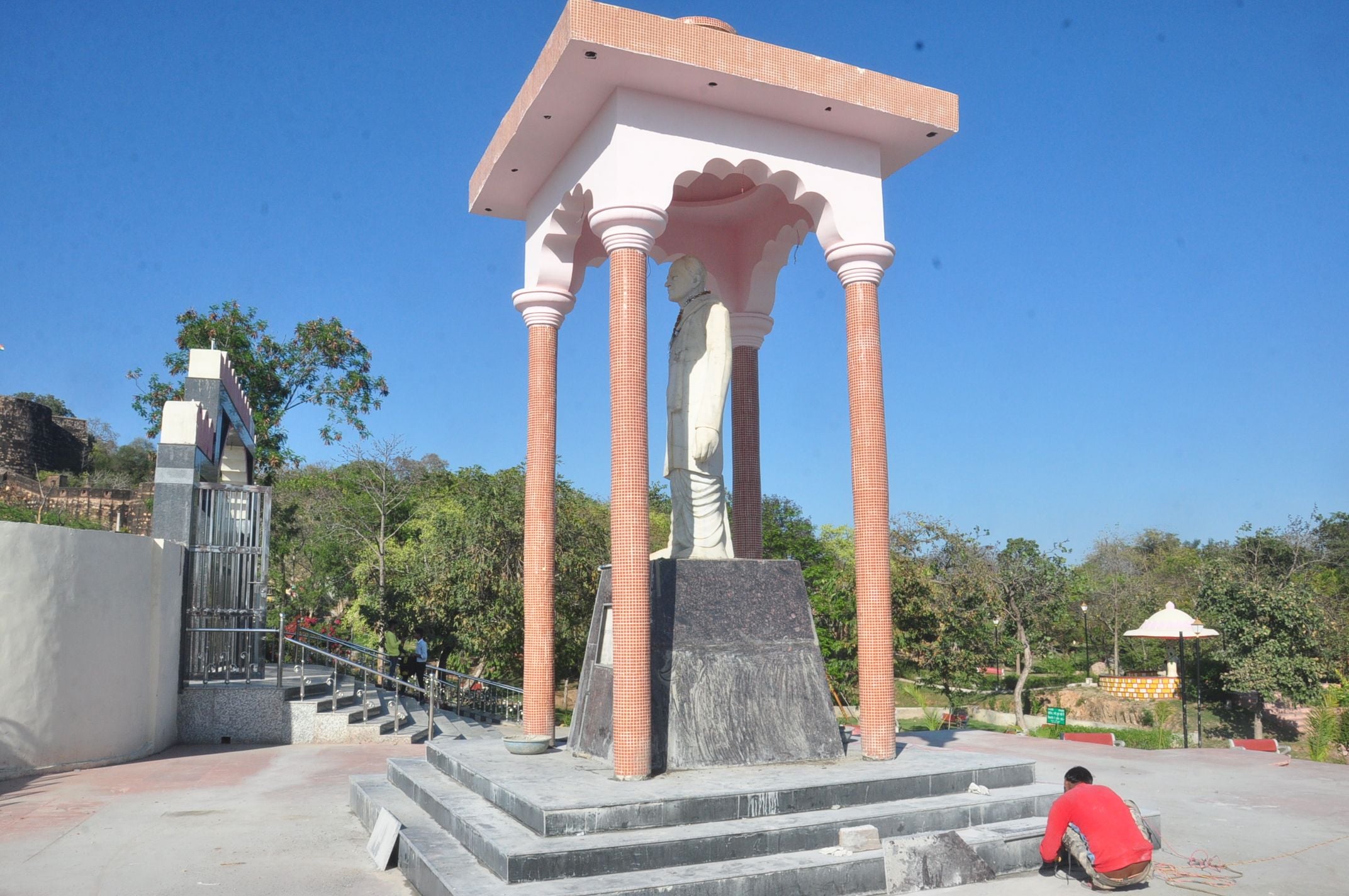 किले की तलहटी में स्थापित वृंदावन लाल वर्मा की प्रतिमा। 