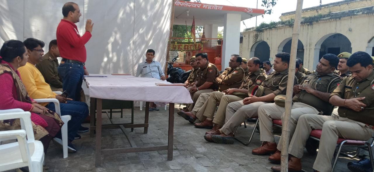 रामपुर मनिहारान थाने में कोरोना वायरस को लेकर पुलिस कर्मियों को जागरूक करते डा.सर्वेश कुमार। रामपुर मनिहारान थाने में कोरोना वायरस को लेकर पुलिस कर्मियों को जागरूक करते डा.सर्वेश कुमार।