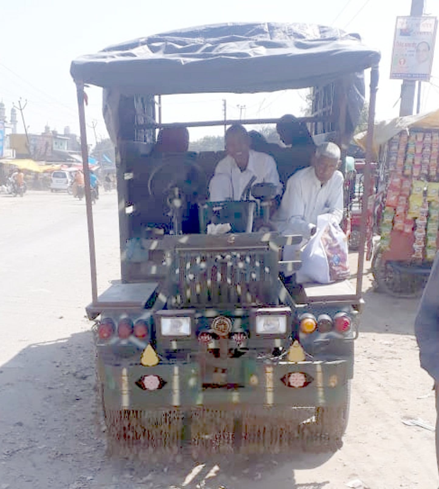 कांधला में जूगाड वाहन से गुजरते यात्री