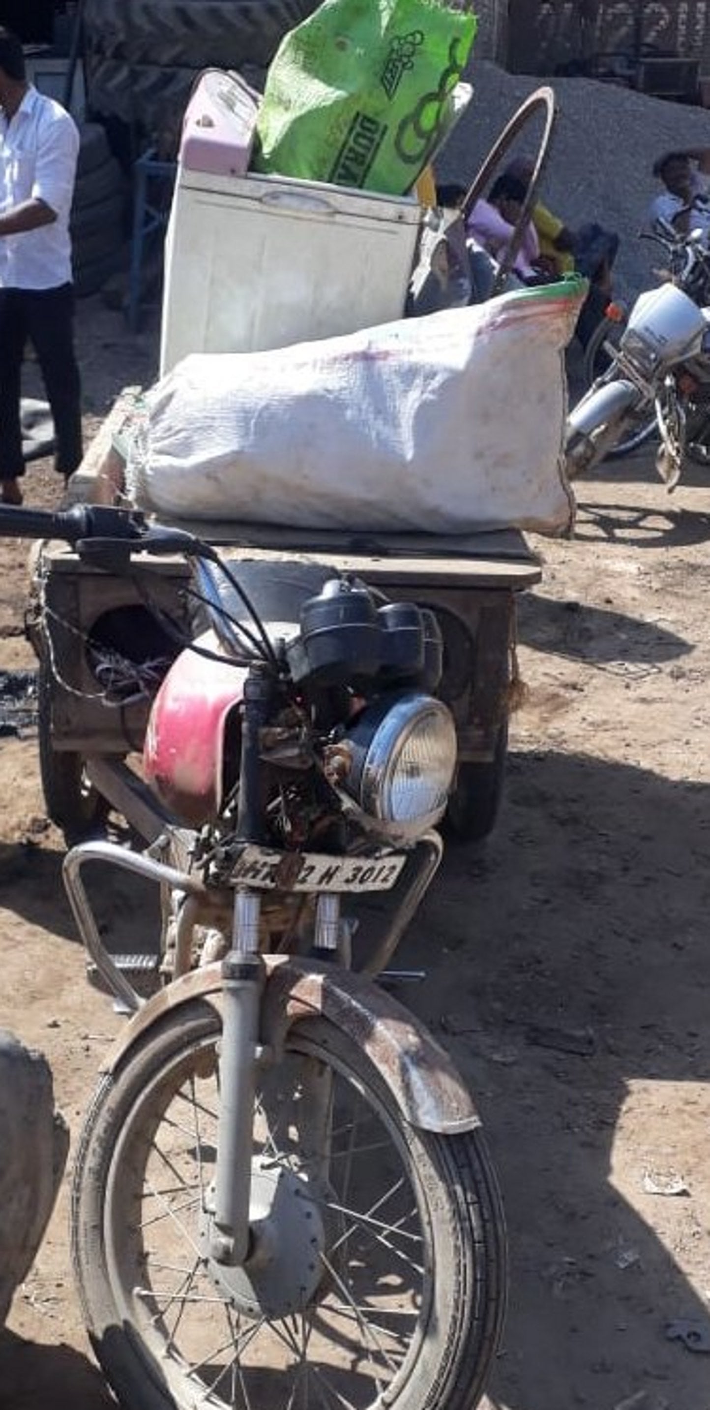 कांधला  जूगाड वाहन में रखा सामान