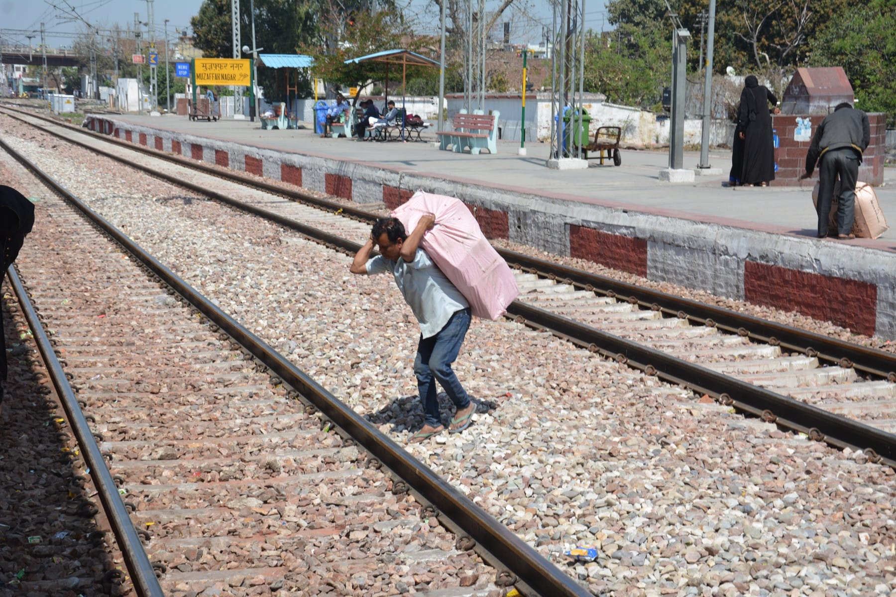 नगर का सूना पडा रेलवे स्टेशन । नगर का सूना पडा रेलवे स्टेशन ।