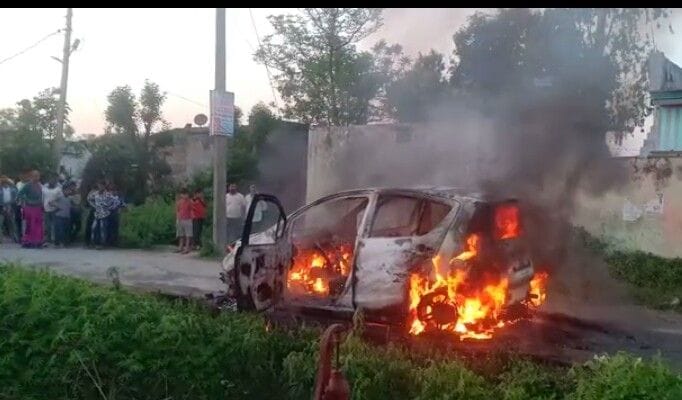 किच्छा के खुरपिया फार्म में जलती कार किच्छा के खुरपिया फार्म में जलती कार