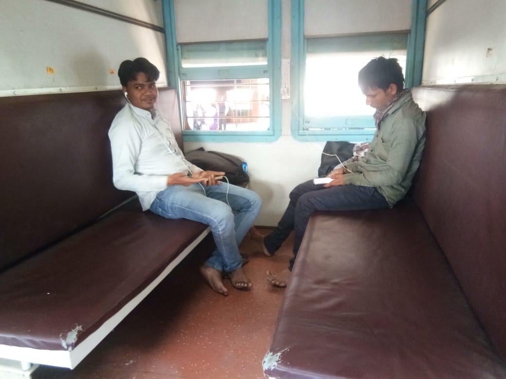 ट्रेन में खाली पड़ी सीटें ट्रेन में खाली पड़ी सीटें
