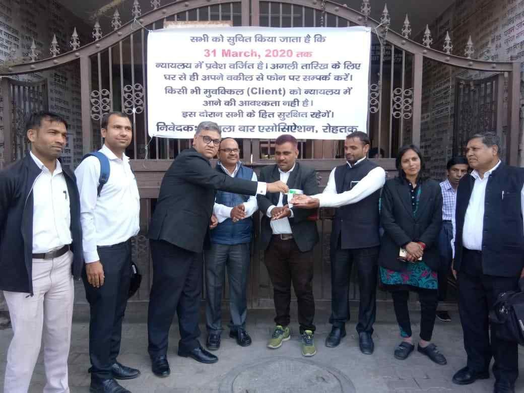 कोरोना से जागरुकता के लिए जिला न्यायालय के गेट पर वकीलों ने सेनीटाइजर से हाथ धुलवाया गया। अमर उजा कोरोना से जागरुकता के लिए जिला न्यायालय के गेट पर वकीलों ने सेनीटाइजर से हाथ धुलवाया गया। अमर उजा