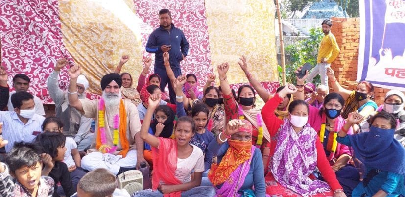 रुद्रपुर में ट्रंचिंग ग्राउंड हटाने की मांग को लेकर अनिश्चतकालीन धरने पर बैठकर प्रदर्शन करते लो रुद्रपुर में ट्रंचिंग ग्राउंड हटाने की मांग को लेकर अनिश्चतकालीन धरने पर बैठकर प्रदर्शन करते लो