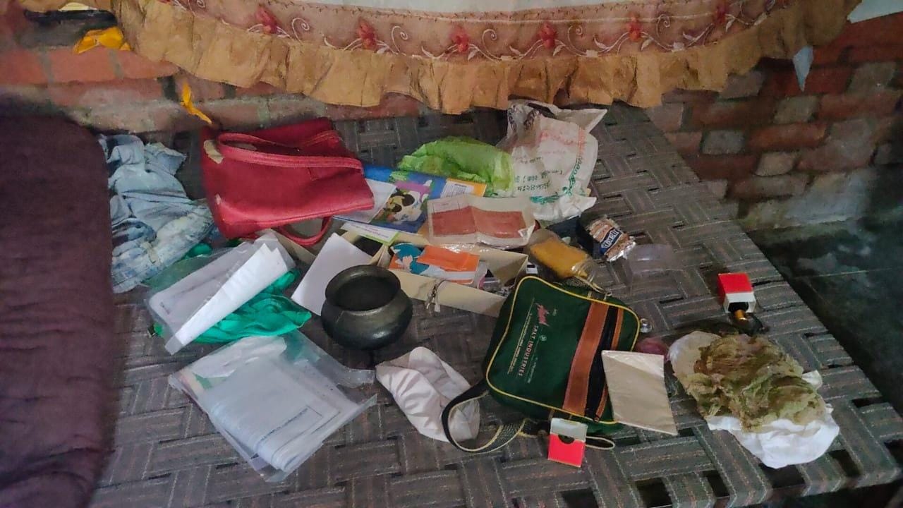 कालपी में चोरी के बाद बिखरा पड़ा सामान कालपी में चोरी के बाद बिखरा पड़ा सामान