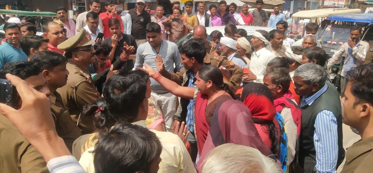 कोतवाली के बाहर कोतवाल से नोकझोंक करती महिलाएं कोतवाली के बाहर कोतवाल से नोकझोंक करती महिलाएं