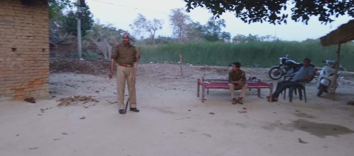 देल्हुपुर के चंघईपुर में इलाज के दौरान मृत युवक ननकऊ के घर तैनात पुलिस। देल्हुपुर के चंघईपुर में इलाज के दौरान मृत युवक ननकऊ के घर तैनात पुलिस।