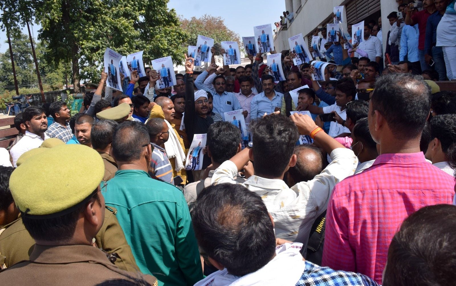 जिलाधिकारी कार्यालय पर मृतक ग्राम विकास अधिकारी के शव को रख कर प्रदर्शन करते कर्मचारी। जिलाधिकारी कार्यालय पर मृतक ग्राम विकास अधिकारी के शव को रख कर प्रदर्शन करते कर्मचारी।