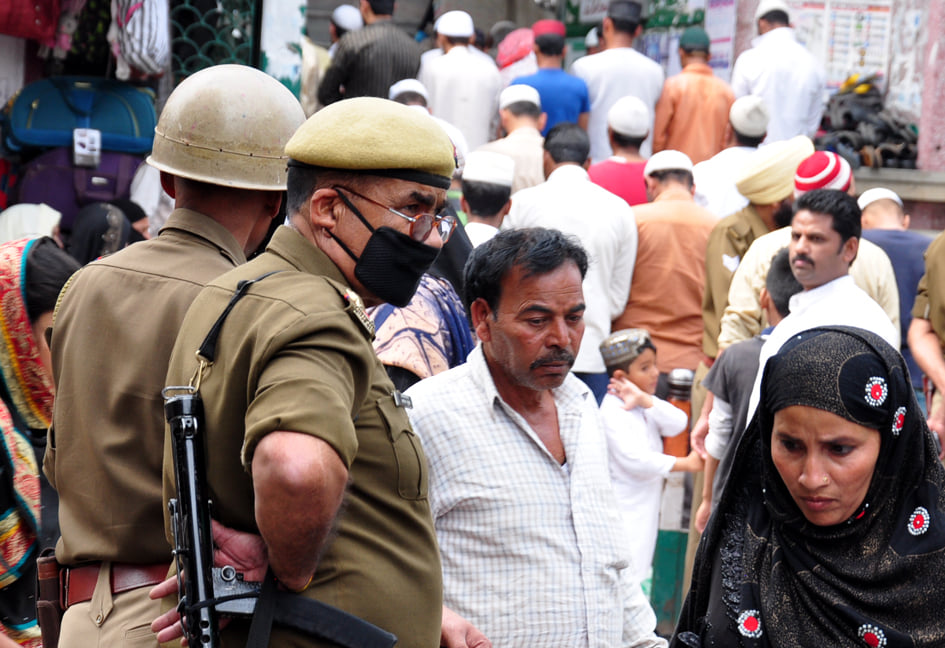 ामा मस्जिद की नमाज पर पुलिस वालों ने तो कोरोना से बचने को मॉस्क पहना था मगर अधिकतर नमाजी मॉस्क पहन?