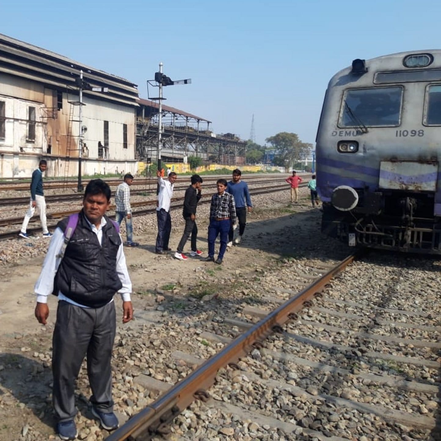 शामली रेलवे स्टेशन पर खडी ट्रेन व यात्री