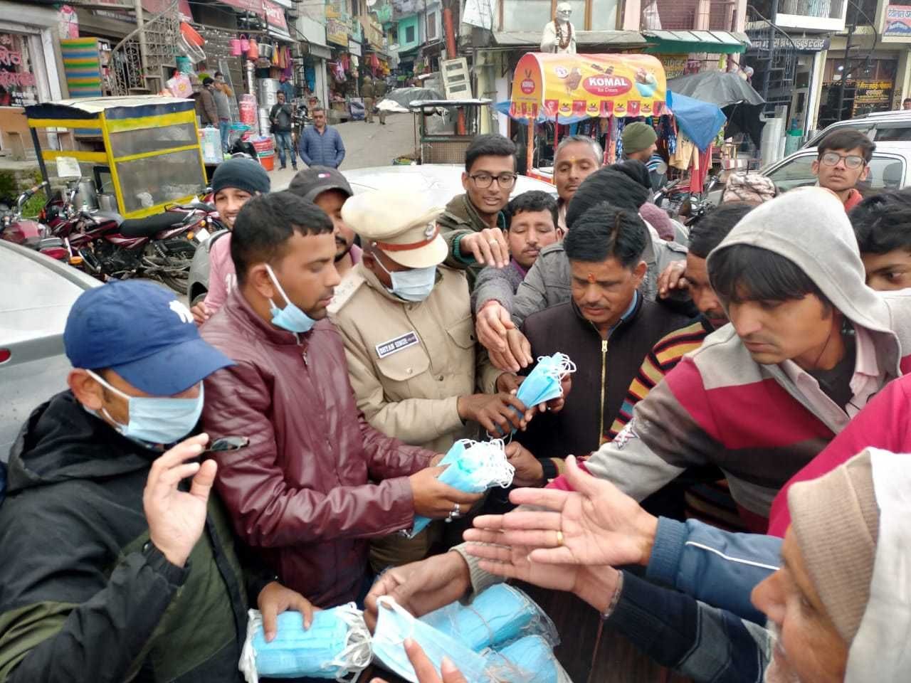 विधायक की ओर से चंपावत में निशुल्क मास्क वितरित करते भाजपा कार्यकर्ता। विधायक की ओर से चंपावत में निशुल्क मास्क वितरित करते भाजपा कार्यकर्ता।