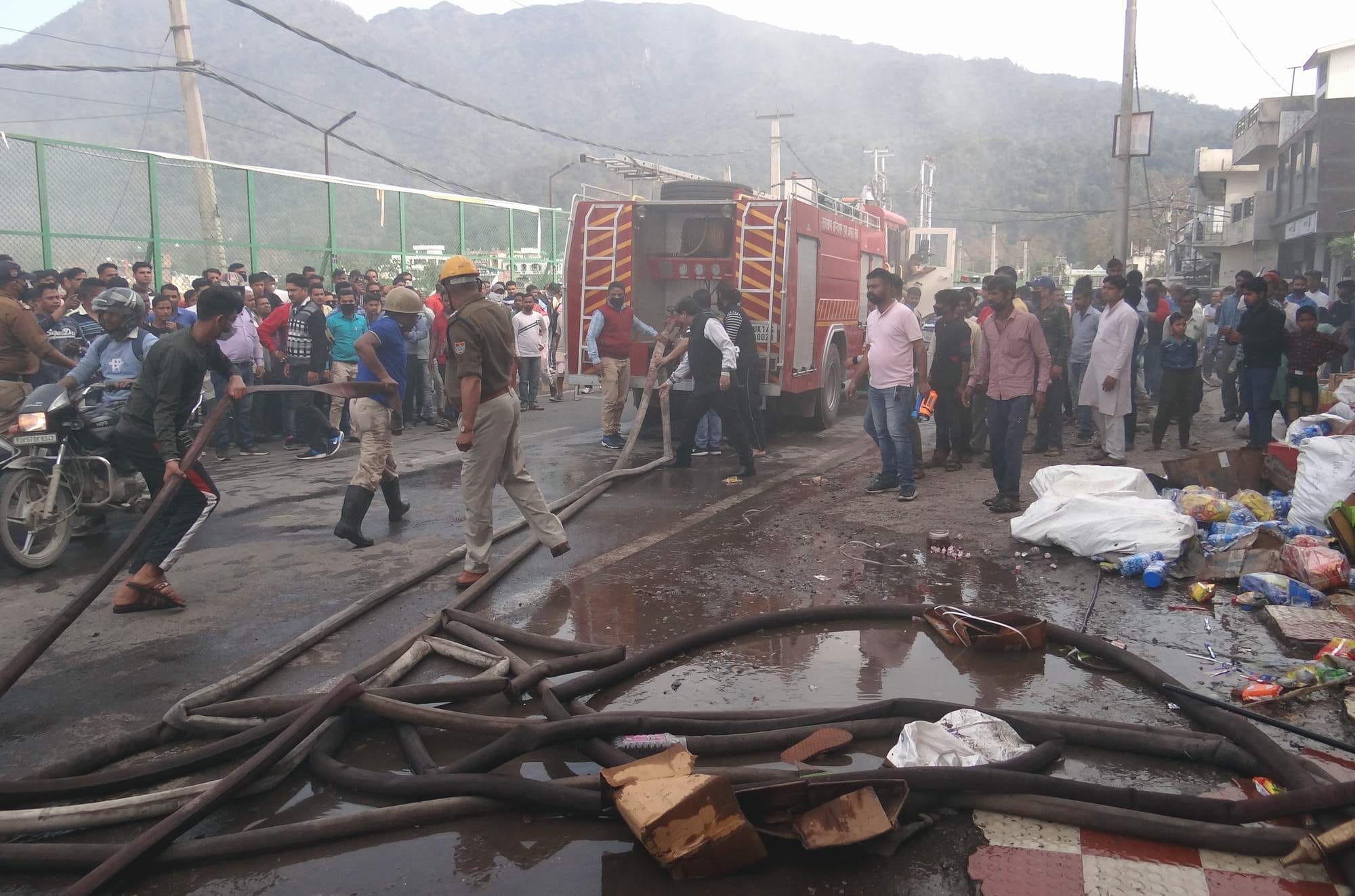 06 यात्रा बस स्टैंड मार्ग पर स्थित प्रतिष्ठान में लगी आग को बुझाने की तैयारी करते फायरकर्मी 06 यात्रा बस स्टैंड मार्ग पर स्थित प्रतिष्ठान में लगी आग को बुझाने की तैयारी करते फायरकर्मी