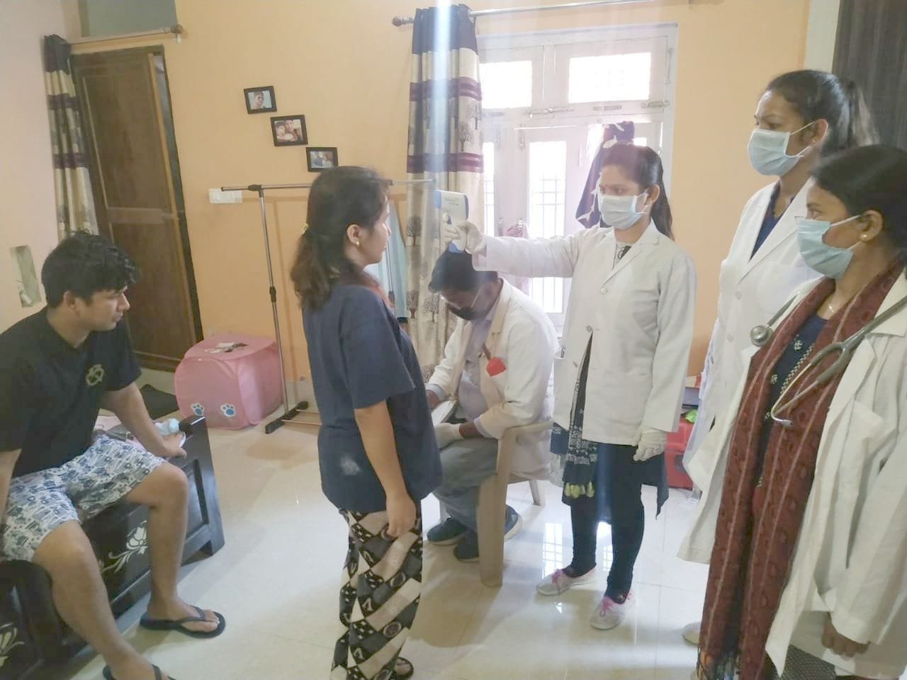 खटीमा में विदेश से आए लोगों की घर-घर जाकर कोरोना वायरस स्क्रीनिंग में जुटी एक स्वास्थ्य टीम। खटीमा में विदेश से आए लोगों की घर-घर जाकर कोरोना वायरस स्क्रीनिंग में जुटी एक स्वास्थ्य टीम।