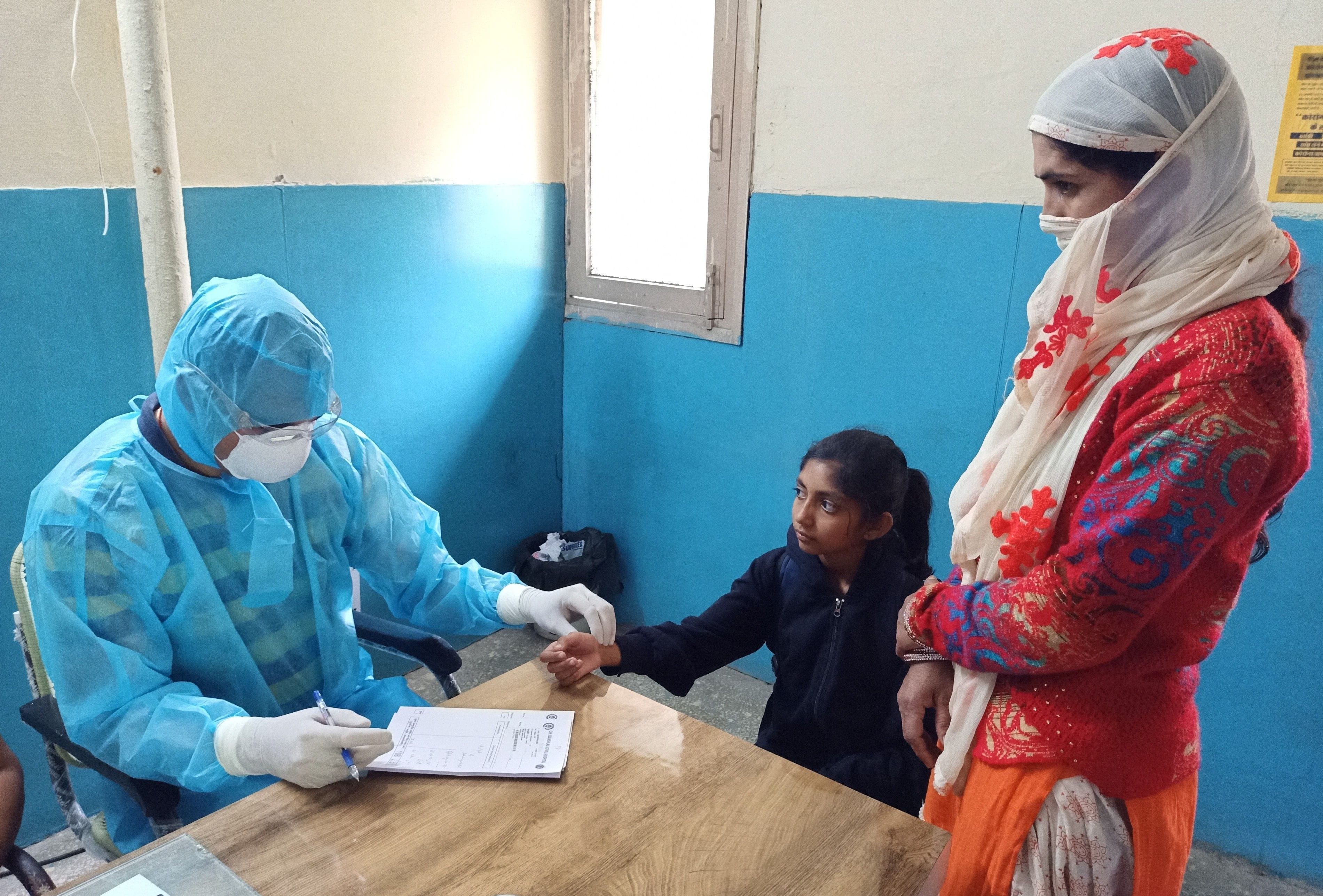सामान्य अस्पताल की ओपीडी में मरीजों की जांच करते हुए चिकित्सक। सामान्य अस्पताल की ओपीडी में मरीजों की जांच करते हुए चिकित्सक।