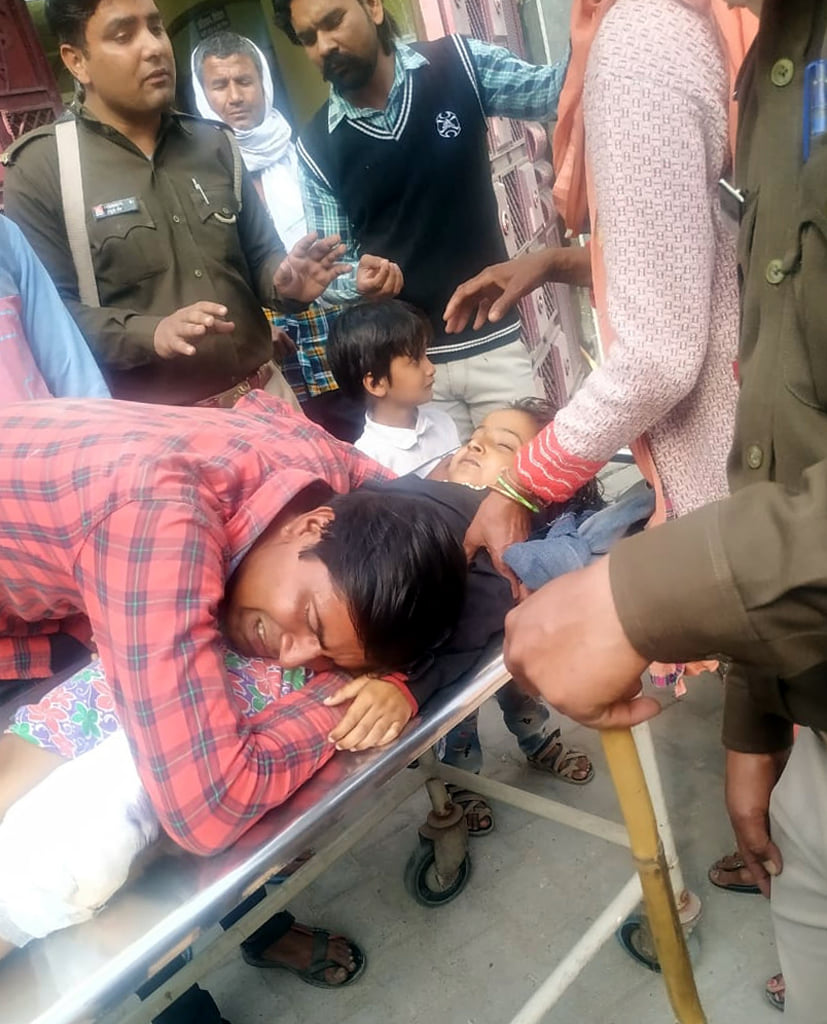 माधव नगर स्थित घर में बने नर्सिंग होम में बालिका की मौत के बाद शव से लिपटकर विलाप करता पिता। माधव नगर स्थित घर में बने नर्सिंग होम में बालिका की मौत के बाद शव से लिपटकर विलाप करता पिता।